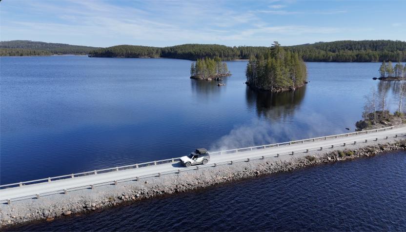 Geländewagen auf Schotterpiste Am Svartälven